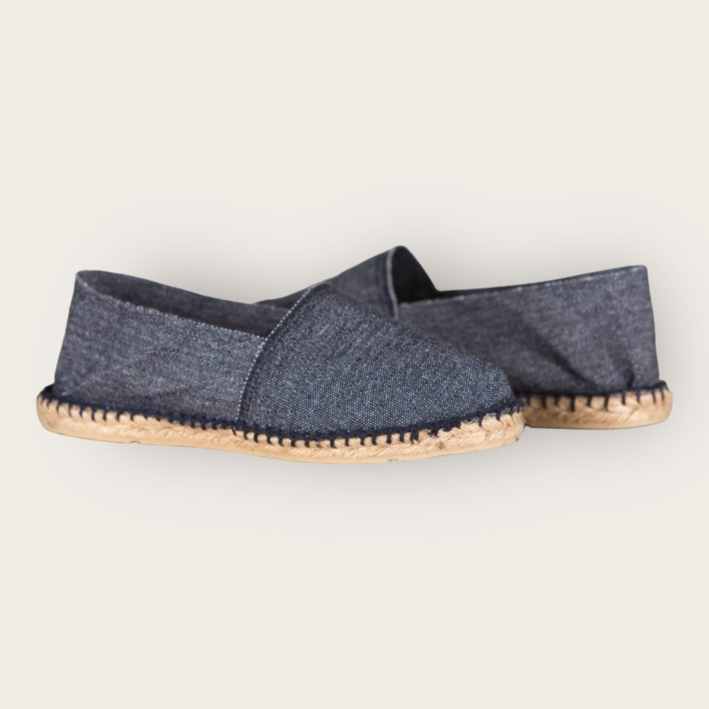 Espadrilles Bleu Jeans – Élégance décontractée & Confort Estival 🌿
Craquez pour nos espadrilles bleu jeans, l'alliance parfaite entre style et confort. Confectionnées en toile résistante avec une semelle en corde naturelle, elles sont idéales pour une allure chic et décontractée. Légères et respirantes, elles accompagnent toutes vos tenues estivales, du look casual au plus raffiné. 🌞✨