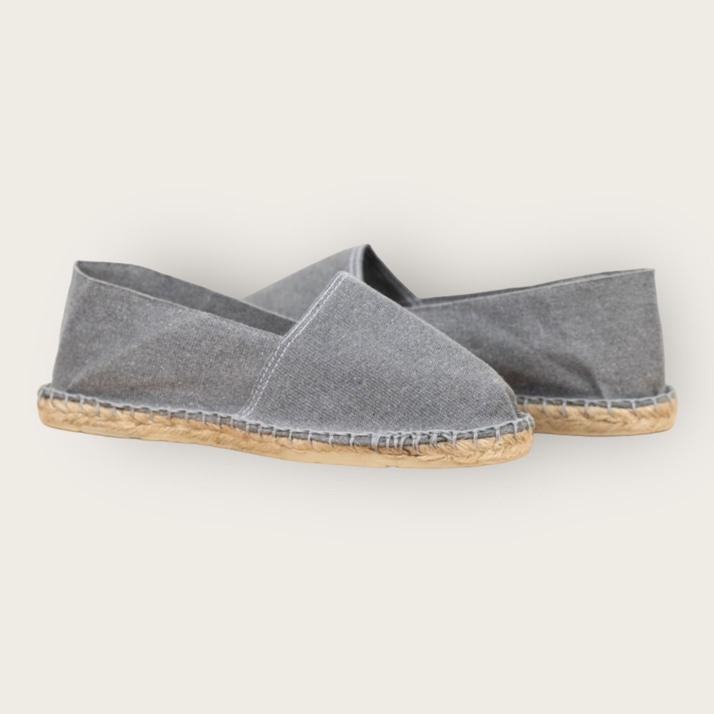 Espadrille Grise – Élégance et Confort Naturel 🌿✨
Optez pour le charme intemporel de notre espadrille grise , alliant style et légèreté. Conçue avec une toile respirante et une semelle en jute naturel, elle offre un confort optimal tout au long de la journée. Idéale pour un look décontracté ou chic, cette espadrille deviendra votre alliée de l'été ! ☀️👡
✅ Confortable – ✅ Respirante – ✅ Écoresponsable
📍 Disponible en plusieurs tailles. Commandez dès maintenant ! 🚀