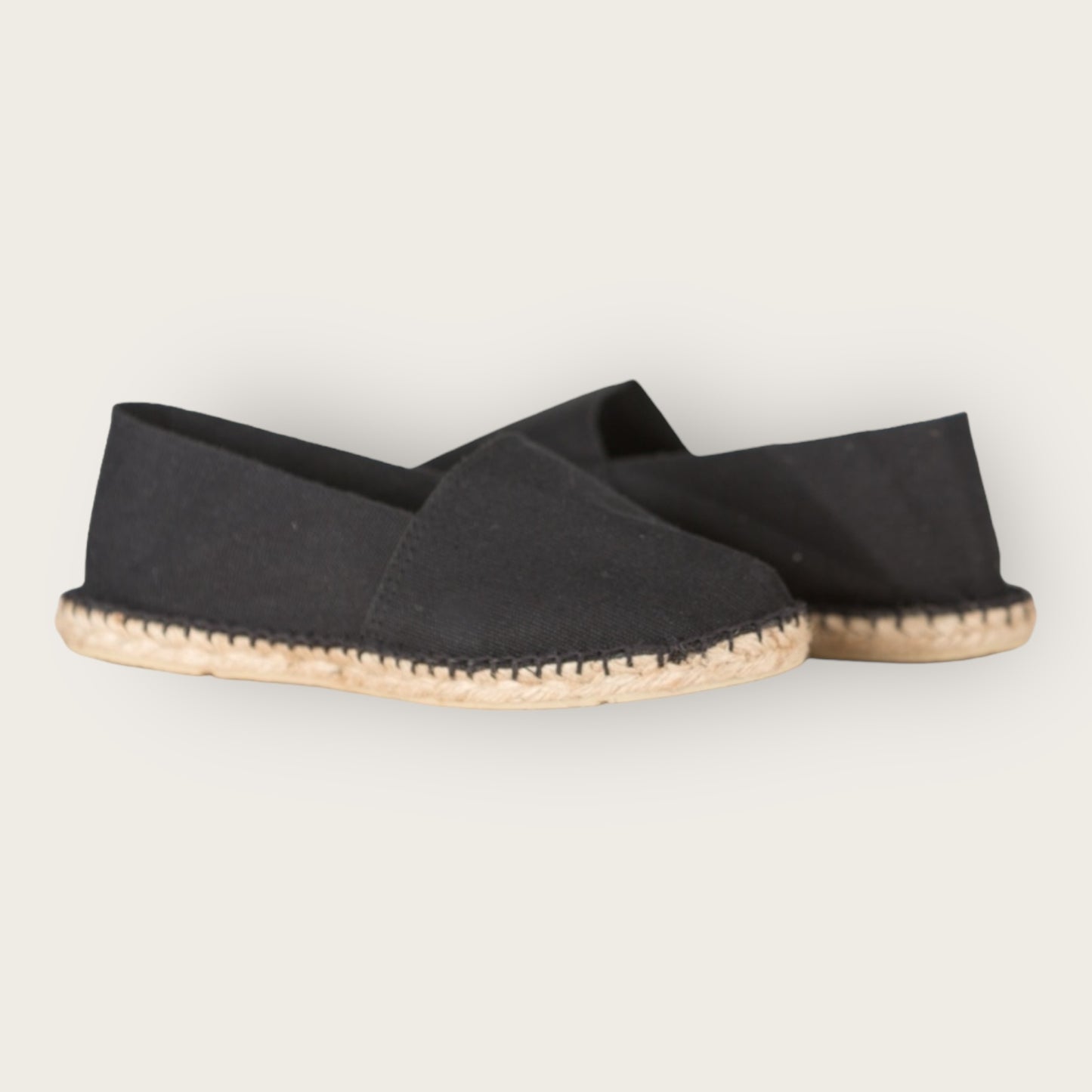 Espadrille Noire – Élégance et Confort au Naturel 🖤
Adoptez un style intemporel avec notre espadrille noire en toile respirante et semelle en corde tressée. Légère, souple et ultra confortable, elle s'adapte à toutes vos tenues estivales. Parfait pour une allure chic et décontractée ! 🌿✨