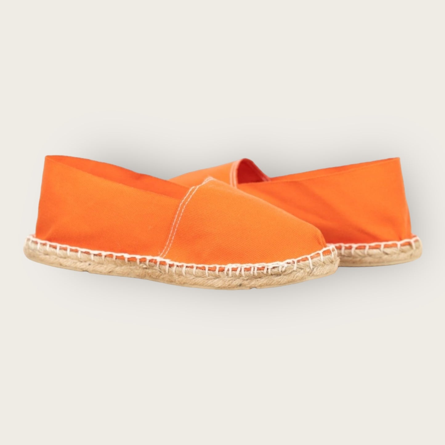 Espadrilles Orange Abricot – Élégance & Confort Estival 🌞
Apportez une touche de fraîcheur et de vitalité à votre look avec nos espadrilles orange abricot. Légères, confortables et fabriquées avec des matériaux de qualité, elles sont parfaites pour une tenue estivale chic et décontractée. Idéales pour la plage, la ville ou vos escapades ensoleillées ! ☀️👡