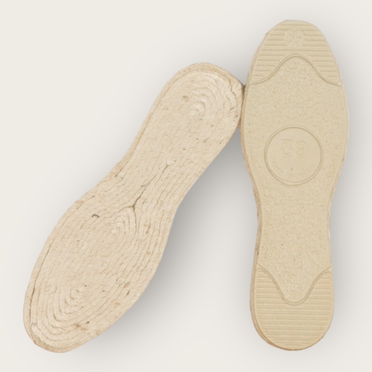 Semelles d'espadrilles en jute naturel avec finition caoutchouc, robustes et légères, idéales pour la création et la réparation de chaussures artisanales. Disponibles en plusieurs tailles