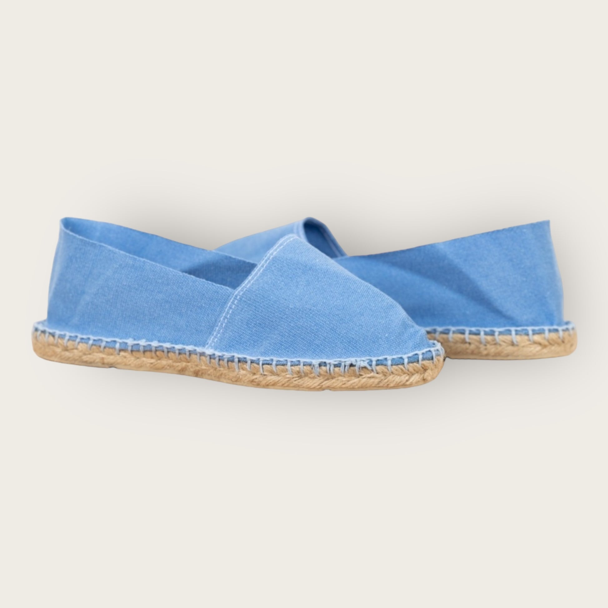 Espadrille Bleu Céleste – Élégance et Confort Estival ☀️💙
Craquez pour cette espadrille bleu céleste, légère et respirante, parfaite pour l'été ! 🌿Confectionnée avec une toile en coton durable et une semelle en jute tressée, elle allie style décontracté et confort absolu. Idéale pour une balade en bord de mer ou une sortie en ville. ✨ Disponibles en plusieurs tailles !
