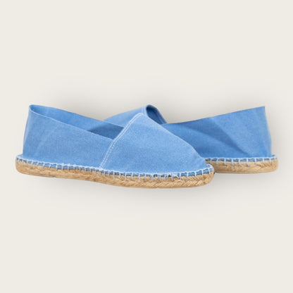 Espadrille Bleu Céleste – Élégance et Confort Estival ☀️💙
Craquez pour cette espadrille bleu céleste, légère et respirante, parfaite pour l'été ! 🌿Confectionnée avec une toile en coton durable et une semelle en jute tressée, elle allie style décontracté et confort absolu. Idéale pour une balade en bord de mer ou une sortie en ville. ✨ Disponibles en plusieurs tailles !