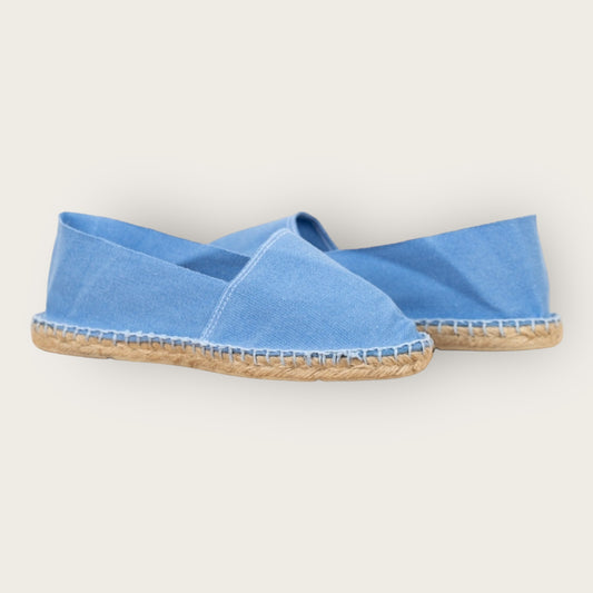Espadrille Bleu Céleste – Élégance et Confort Estival ☀️💙
Craquez pour cette espadrille bleu céleste, légère et respirante, parfaite pour l'été ! 🌿Confectionnée avec une toile en coton durable et une semelle en jute tressée, elle allie style décontracté et confort absolu. Idéale pour une balade en bord de mer ou une sortie en ville. ✨ Disponibles en plusieurs tailles !