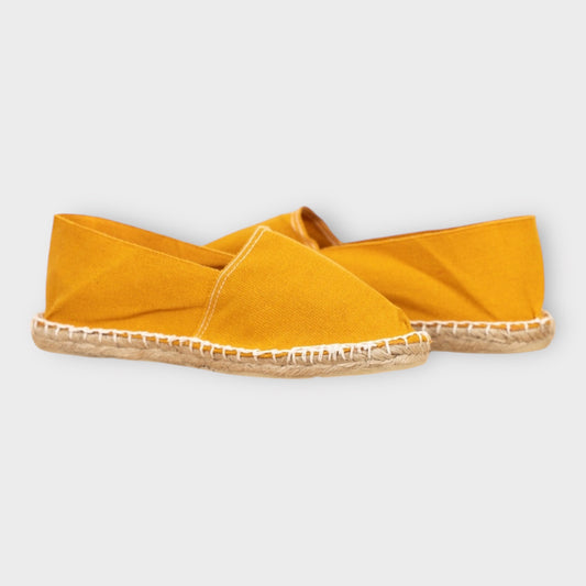 Apportez une touche de soleil à votre style avec notre espadrille jaune moutarde ! 🌞 Fabriquée avec des matériaux naturels, elle allie confort et élégance pour un look estival irrésistible. Parfaite pour toutes vos escapades, du bord de mer à la ville. 🌿✨