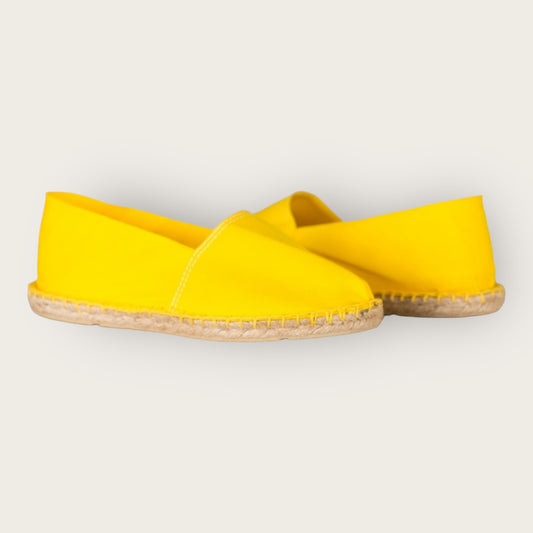 "Espadrilles Jaune Soleil – Confort et Style Estival ☀️🌿"

Laissez entrer le soleil à vos pieds avec nos espadrilles Jaune Soleil ! 🌞 Fabriquées en toile respirante et dotées d'une semelle en jute naturel, elles offrent un confort inégalé et un look décontracté-chic parfait pour l'été. Léger, coloré et intemporel, ce modèle est idéal pour éclairer toutes vos tenues estivales