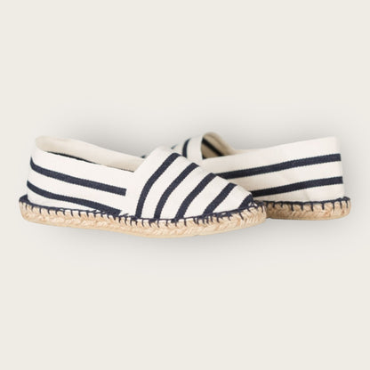 Espadrilles Marinière Bleu – Élégance et Confort Estival 🌊

Apportez une touche de style marin à votre garde-robe avec ces espadrilles marinière bleu. Confectionnées en toile respirante avec une semelle en jute naturel, elles allient légèreté et confort pour un été tout en douceur. Parfaites pour une balade en bord de mer ou une sortie décontractée en ville. 🇫🇷👡 #Espadrilles #ModeÉthique #StyleMarin