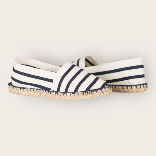 Espadrilles Marinière Bleu – Élégance et Confort Estival 🌊

Apportez une touche de style marin à votre garde-robe avec ces espadrilles marinière bleu. Confectionnées en toile respirante avec une semelle en jute naturel, elles allient légèreté et confort pour un été tout en douceur. Parfaites pour une balade en bord de mer ou une sortie décontractée en ville. 🇫🇷👡 #Espadrilles #ModeÉthique #StyleMarin