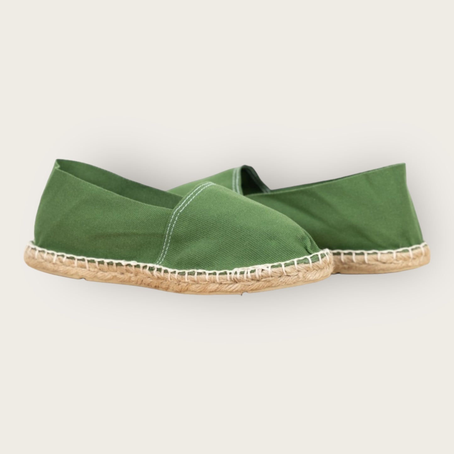 Espadrilles Vert Amande – Élégance & Confort Naturel 🌿👡

Découvrez notre espadrille Vert Amande , parfaite pour un style estival chic et décontracté. Avec sa toile en coton respirante, sa semelle en corde tressée et sa touche de fraîcheur naturelle, elle allie confort et élégance. Idéale pour sublimer vos looks du quotidien ou vos escapades ensoleillées.