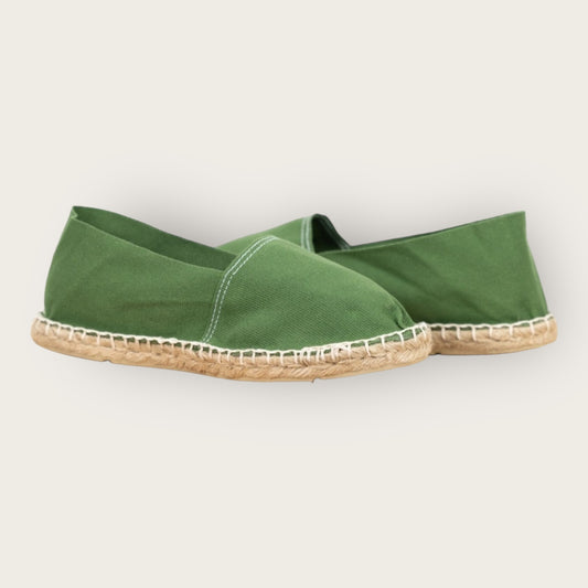 Espadrilles Vert Amande – Élégance & Confort Naturel 🌿👡

Découvrez notre espadrille Vert Amande , parfaite pour un style estival chic et décontracté. Avec sa toile en coton respirante, sa semelle en corde tressée et sa touche de fraîcheur naturelle, elle allie confort et élégance. Idéale pour sublimer vos looks du quotidien ou vos escapades ensoleillées.