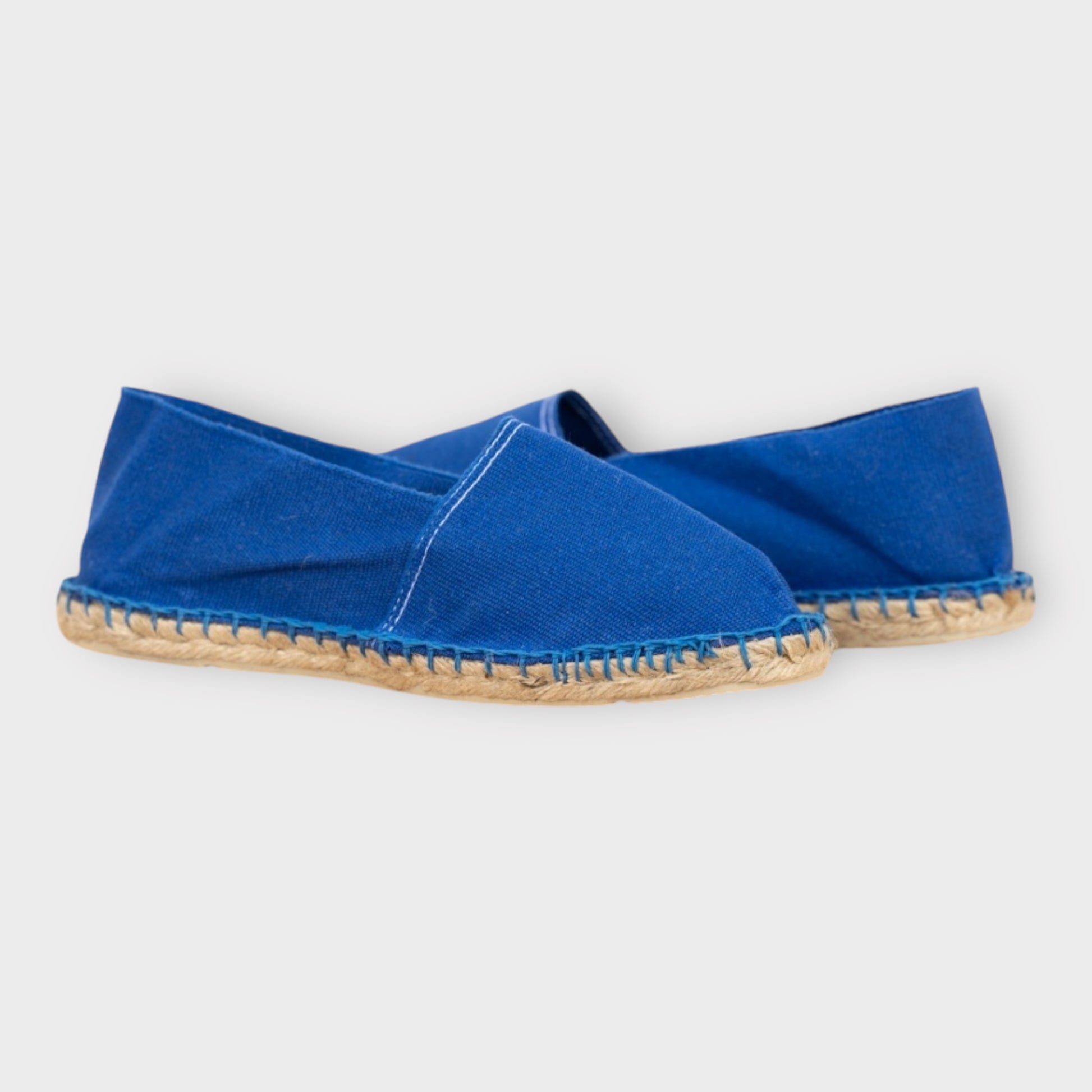 Élégance et confort à la française 🇫🇷 | Espadrille Bleu France – 100% artisanale, en toile résistante et semelle en corde tressée. Parfaite pour un look chic et décontracté. 🌿👣 #MadeInFrance