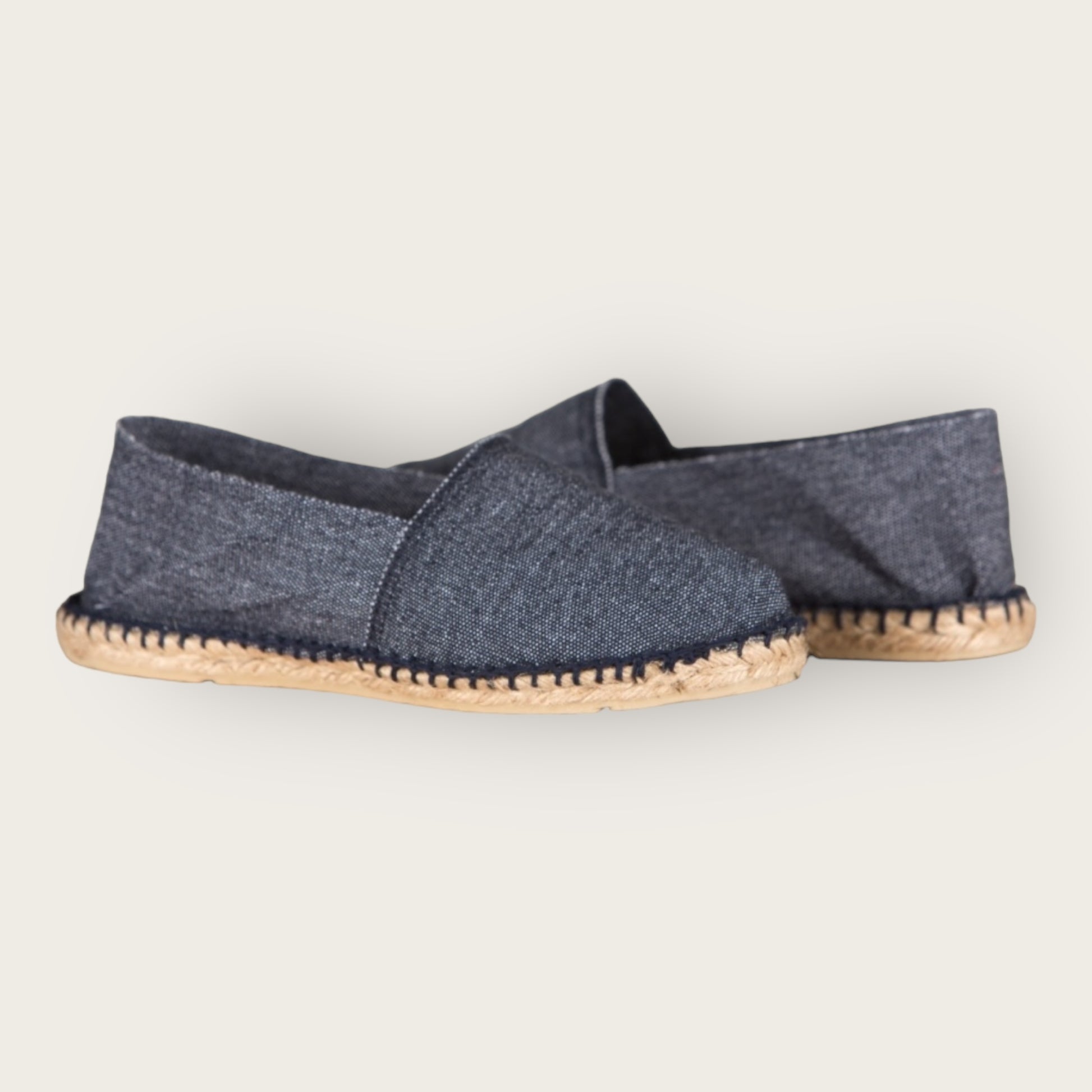 Espadrilles Bleu Jeans – Élégance décontractée & Confort Estival 🌿

Craquez pour nos espadrilles bleu jeans, l'alliance parfaite entre style et confort. Confectionnées en toile résistante avec une semelle en corde naturelle, elles sont idéales pour une allure chic et décontractée. Légères et respirantes, elles accompagnent toutes vos tenues estivales, du look casual au plus raffiné. 🌞✨