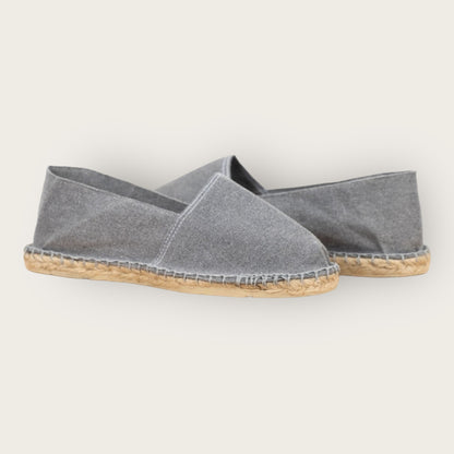 Espadrille Grise – Élégance et Confort Naturel 🌿✨

Optez pour le charme intemporel de notre espadrille grise , alliant style et légèreté. Conçue avec une toile respirante et une semelle en jute naturel, elle offre un confort optimal tout au long de la journée. Idéale pour un look décontracté ou chic, cette espadrille deviendra votre alliée de l'été ! ☀️👡

✅ Confortable – ✅ Respirante – ✅ Écoresponsable

📍 Disponible en plusieurs tailles. Commandez dès maintenant ! 🚀