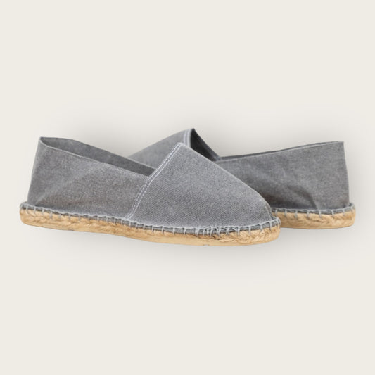 Espadrille Grise – Élégance et Confort Naturel 🌿✨

Optez pour le charme intemporel de notre espadrille grise , alliant style et légèreté. Conçue avec une toile respirante et une semelle en jute naturel, elle offre un confort optimal tout au long de la journée. Idéale pour un look décontracté ou chic, cette espadrille deviendra votre alliée de l'été ! ☀️👡

✅ Confortable – ✅ Respirante – ✅ Écoresponsable

📍 Disponible en plusieurs tailles. Commandez dès maintenant ! 🚀