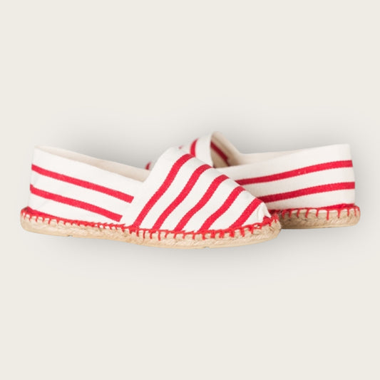 Espadrilles Marinière Rouge – Élégance et Confort Estival 🌞👣

Apportez une touche de style à vos looks d'été avec ces espadrilles marinière rouge. Fabriquées en toile respirante et dotées d'une semelle en corde tressée, elles allient confort et authenticité. Idéales pour une promenade en bord de mer ou une sortie décontractée, elles incarnent l'esprit chic et décontracté du sud-ouest.

🔹 Design rayé intemporel
🔹 Légères et confortables
🔹 Fabrication artisanale

Optez pour un incontournable de la saison