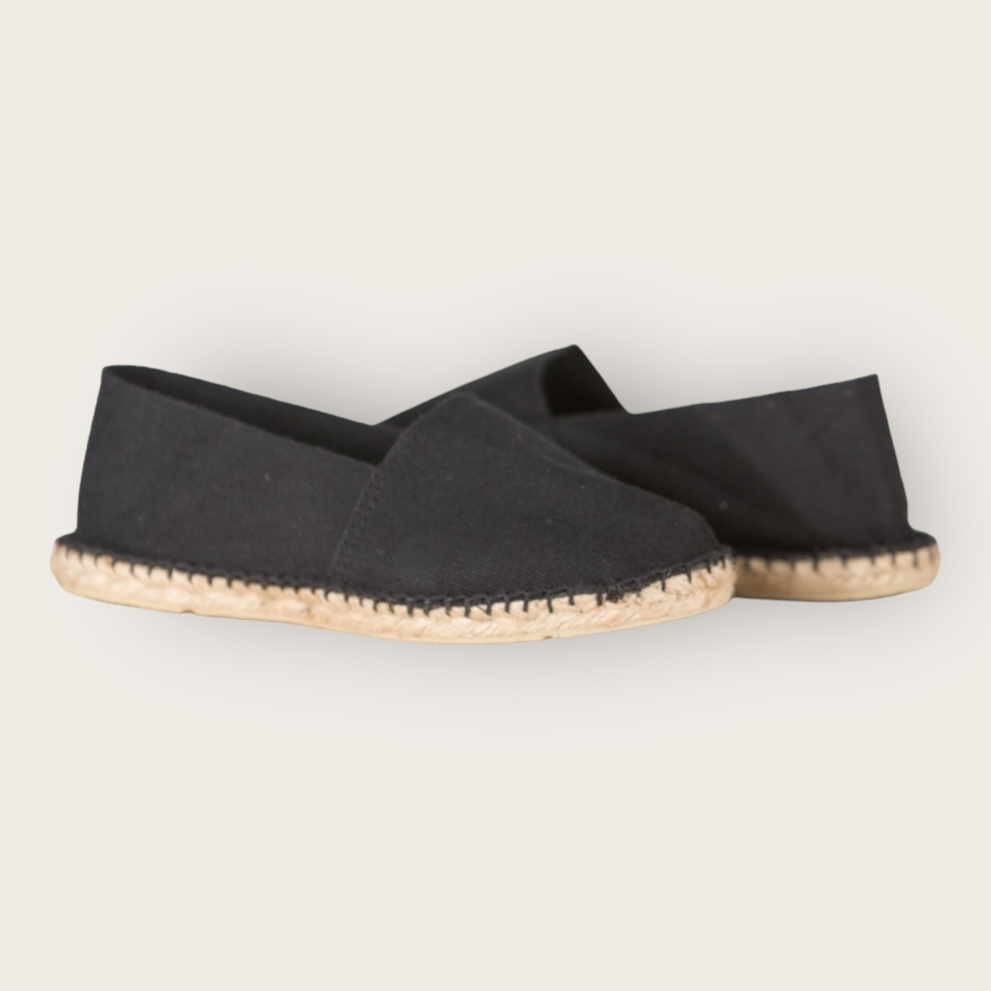 Espadrille Noire – Élégance et Confort au Naturel 🖤

Adoptez un style intemporel avec notre espadrille noire en toile respirante et semelle en corde tressée. Légère, souple et ultra confortable, elle s'adapte à toutes vos tenues estivales. Parfait pour une allure chic et décontractée ! 🌿✨