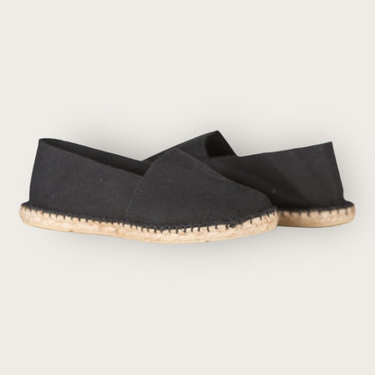 Espadrille Noire – Élégance et Confort au Naturel 🖤

Adoptez un style intemporel avec notre espadrille noire en toile respirante et semelle en corde tressée. Légère, souple et ultra confortable, elle s'adapte à toutes vos tenues estivales. Parfait pour une allure chic et décontractée ! 🌿✨