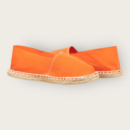 Espadrilles Orange Abricot – Élégance & Confort Estival 🌞

Apportez une touche de fraîcheur et de vitalité à votre look avec nos espadrilles orange abricot. Légères, confortables et fabriquées avec des matériaux de qualité, elles sont parfaites pour une tenue estivale chic et décontractée. Idéales pour la plage, la ville ou vos escapades ensoleillées ! ☀️👡