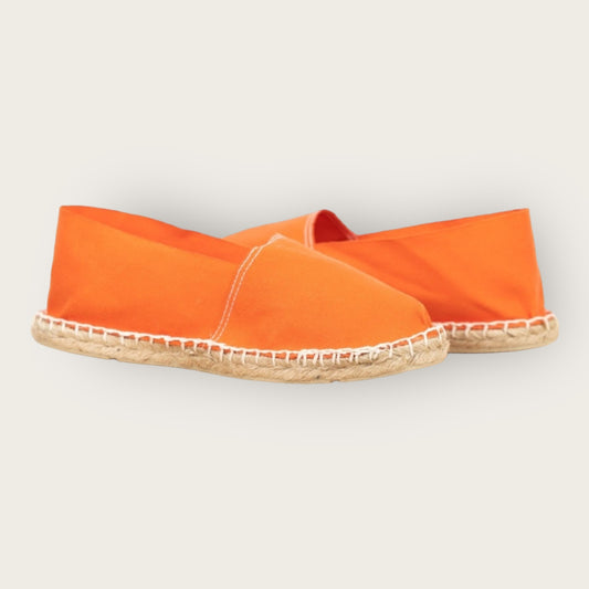 Espadrilles Orange Abricot – Élégance & Confort Estival 🌞

Apportez une touche de fraîcheur et de vitalité à votre look avec nos espadrilles orange abricot. Légères, confortables et fabriquées avec des matériaux de qualité, elles sont parfaites pour une tenue estivale chic et décontractée. Idéales pour la plage, la ville ou vos escapades ensoleillées ! ☀️👡