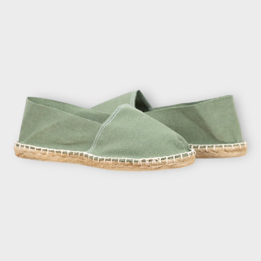 Adoptez un style raffiné et décontracté avec nos espadrilles vert sauge. Leur toile respirante et leur semelle en corde tressée offrent un confort optimal pour vos journées ensoleillées. Idéales pour une allure bohème et intemporelle, elles s'associent parfaitement à toutes vos tenues estivales. 🌞✨