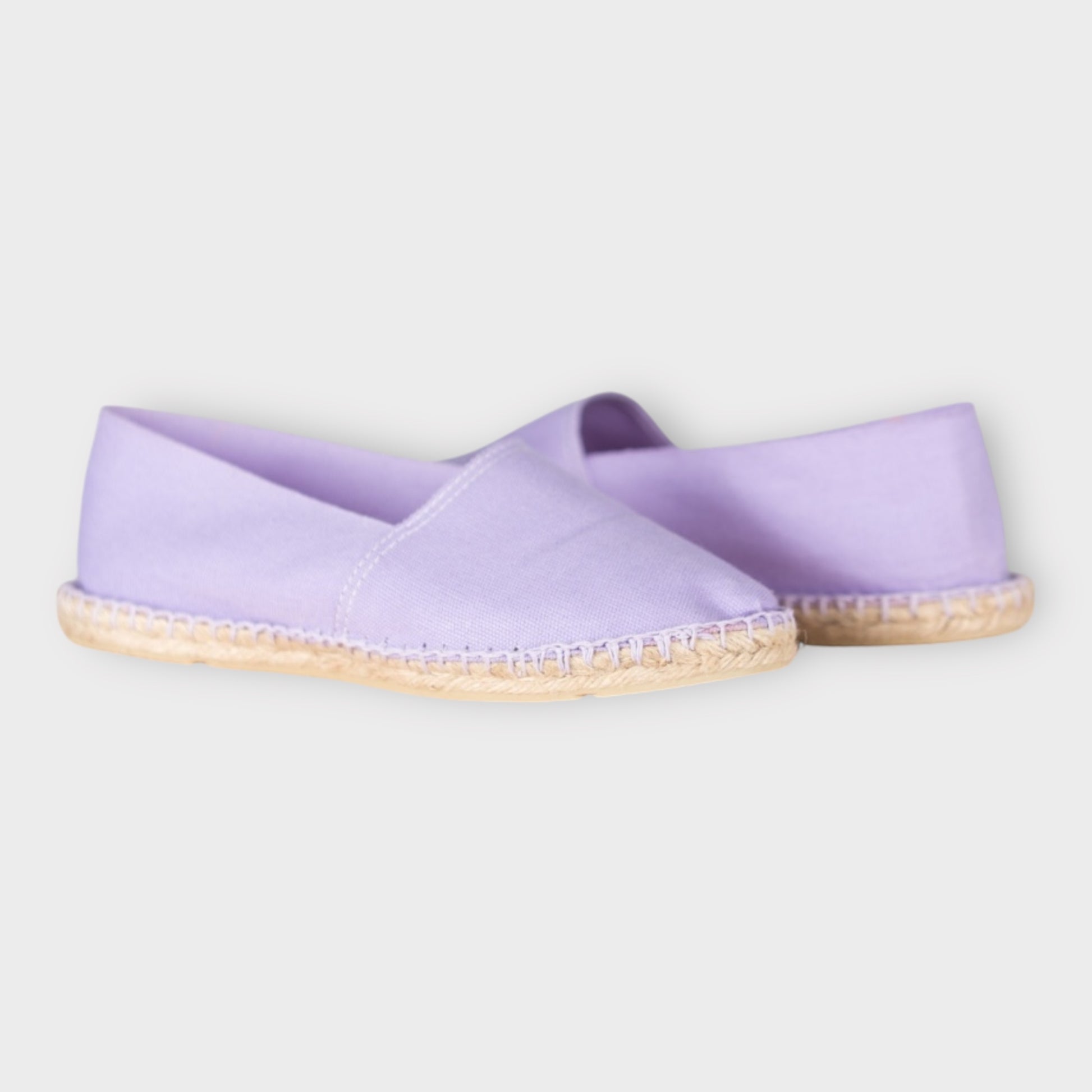 Espadrilles Violet Parme – Élégance et Confort Estival🌿✨

Ajoutez une touche de douceur et de raffinement à votre tenue avec nos espadrilles violet parme. Fabriquées avec une toile respirante et une semelle en corde tressée, elles allient confort et style pour un look estival tendance. Parfaites pour une balade en bord de mer ou une sortie en ville, ces espadrilles deviendront votre allié mode incontournable.
